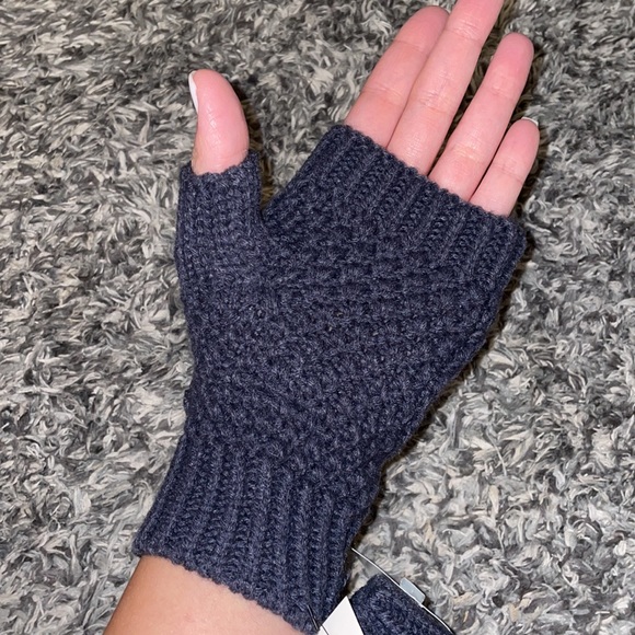 NWT Fingerless Gloves - Picture 3 of 6